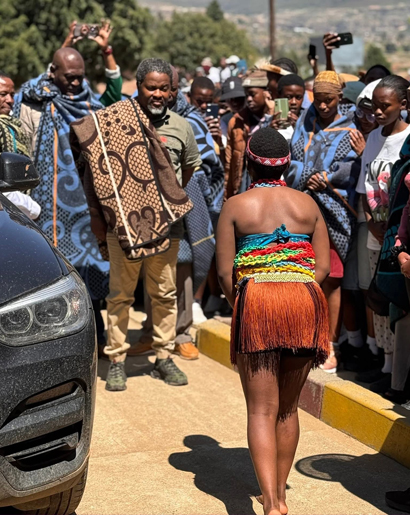 Morena e Moholo: Moremoholo Mopeli together with Marena a Bakoena, attended the Heritage Day Celebration at Bolata Secondary School, where they received a warm welcome from learners and staff. During his visit, Morena e Moholo extended his best wishes to the learners for their study camp and donated essential items to support their stay.