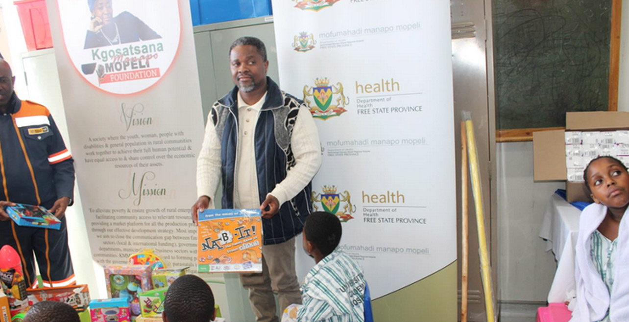 Manapo children receive gifts