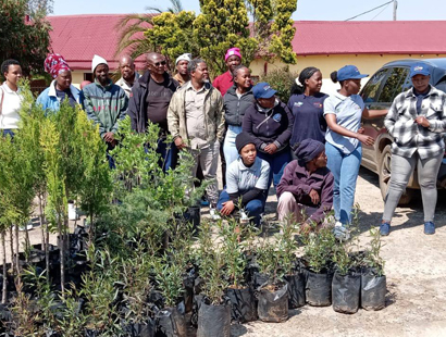 Bakoena Royal Council Leads Tree Planting Drive in QwaQwa Bakoena Royal Council, led by Morena e Moholo Moremoholo Mopeli, in partnership with Youth In Action and Forestry, today planted 130 trees across QwaQwa. The initiative benefited 10 cooperatives, 5 schools, and 5 churches. Morena Mopeli highlighted the aim of the campaign: “Our goal is to raise awareness about the importance of planting trees for people, for the environment, and for future generations.” The project comes as part of broader efforts to promote environmental sustainability and community well-being in the face of climate change.